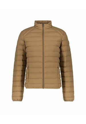 Chaqueta acolchada en marrón claro con patrón de costura vertical, cuello alto y cremallera frontal. Presenta mangas ajustadas y detalles elásticos en los puños.