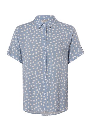 Camisa de manga corta en azul claro con lunares blancos y un cuello clásico, mostrada sobre un fondo blanco.