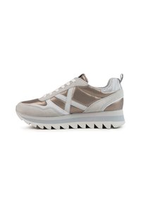 Sneaker con una toma in suede grigio chiaro, dettagli metallici argento, lacci bianchi e una suola in gomma bianca testurizzata con bordi seghettati.