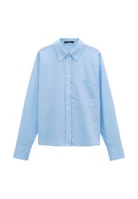 Camicia azzurra chiaro con colletto classico, maniche lunghe, taschino frontale e tessuto liscio. Presenta un sottile logo del marchio sul lato.