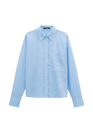 Chemise bleu clair à col classique, à manches longues, avec poche avant et texture lisse. Présente un logo de marque subtil sur le côté.