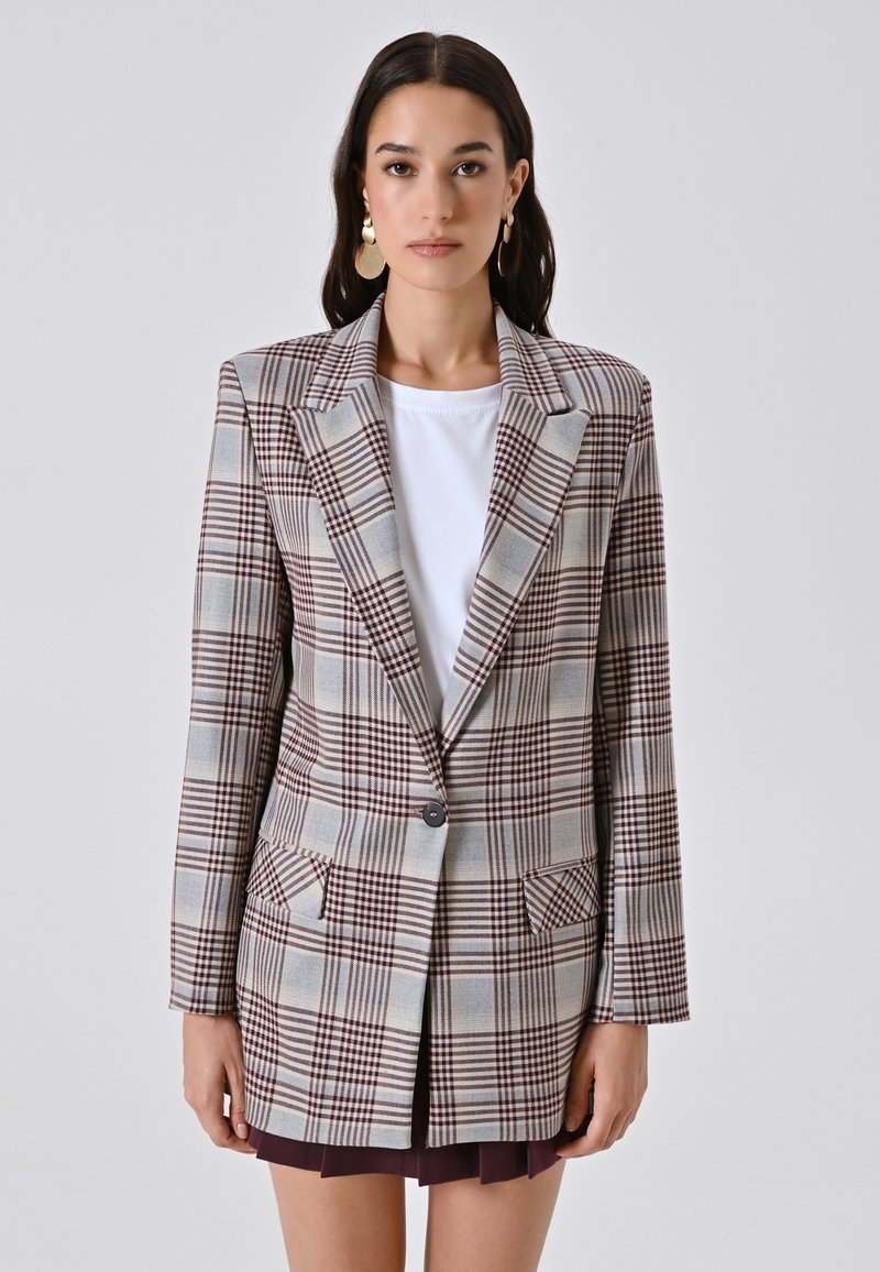 Geruite blazer in beige, bruine en blauwe tinten met een gesneden revers, een enkele knoopsluiting, twee voorkeurszakken en een ontspannen pasvorm.