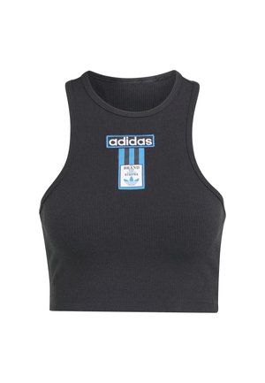Schwarzes, geripptes Cropped Top mit rundem Ausschnitt, auf der Vorderseite mit blauem Adidas-Logo und Etikett. Der Stoff scheint dehnbar und eng anliegend zu sein.