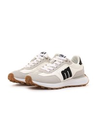 Laufschuhe mit einem hellgrauen Wildleder- und weißen Lederoberteil. Schwarze Akzente an den Seiten, weiße Schnürsenkel und eine Gummisohle.