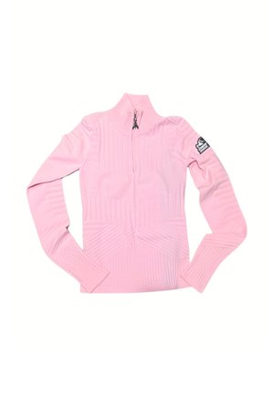 Maglione lungo rosa chiaro a maniche lunghe con colletto alto, texture a coste e dettagli a zigzag. Presenta una mezza zip e una toppa con logo sulla manica.