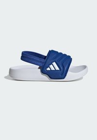 Sandalia de diapositiva azul con una tira texturizada que presenta tres rayas blancas; suela de goma blanca con fondo estampado para agarre.