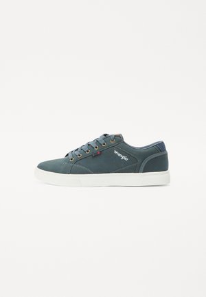 Sapatilhas azul de camurça com sola de borracha branca, bico redondo, ilhós em tom de ouro e logótipo bordado na lateral. Apresenta acentos em denim contrastantes.