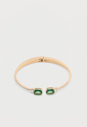 Bracelet jonc ouvert en ton or avec de petites pierres claires le long de la bande et deux grandes pierres précieuses rectangulaires vertes aux extrémités.