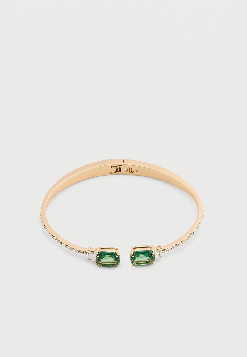Βραχιόλι ανοιχτού σχεδίου με επίχρυση απόχρωση, μικρές διαυγείς πέτρες κατά μήκος της μπάντας και δύο μεγάλοι ορθογώνιοι πράσινοι πολύτιμοι λίθοι στα άκρα.