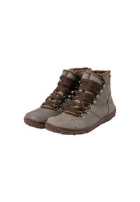 Botines de piel gris con cordones marrones y borde de piel sintética. Suelas de goma marrón texturizadas con detalles decorativos a lo largo de los bordes.