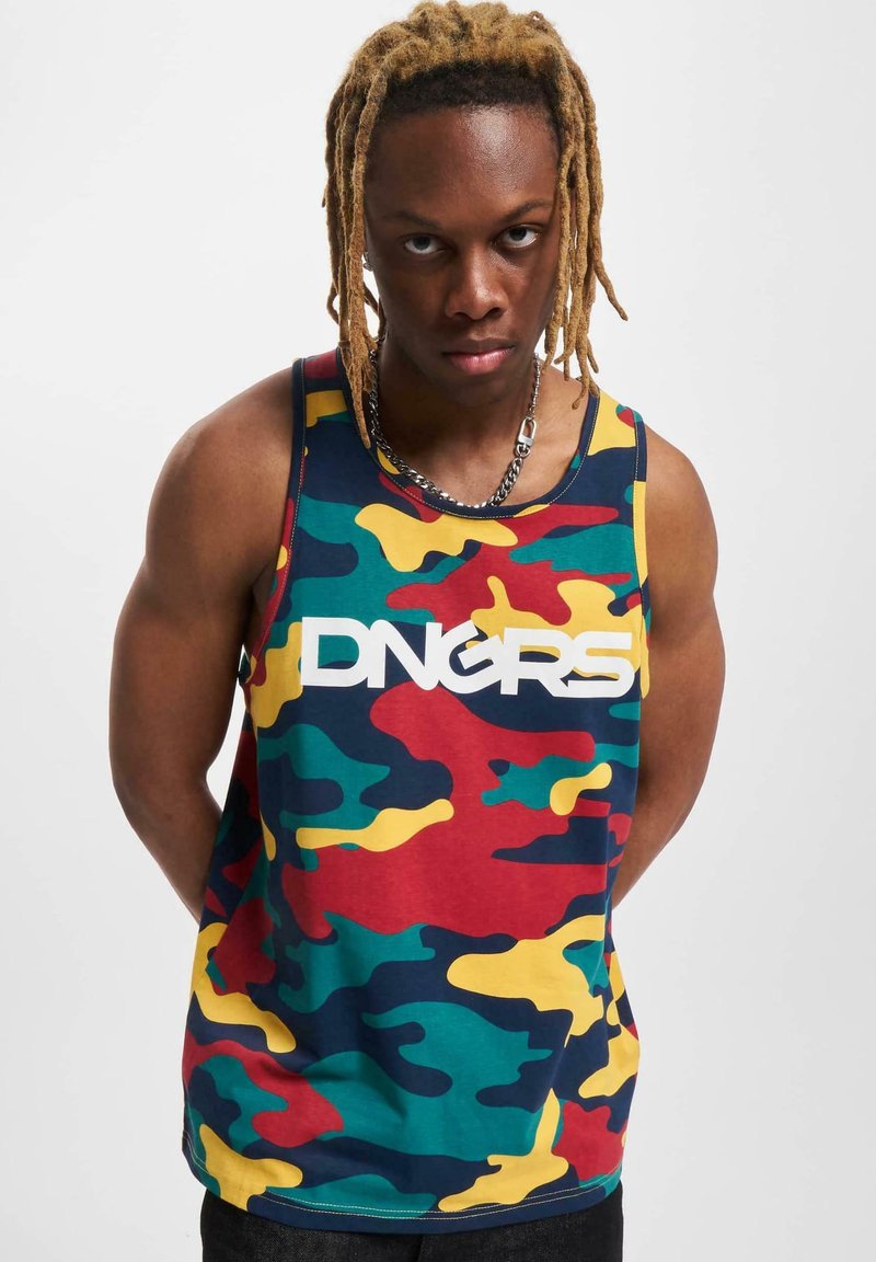 Top fără mâneci cu un model de camuflaj multicolor, având nuanțe de roșu, verde, galben și albastru. Pe față se află inscripția "DNGRS" în litere albe îngroșate.