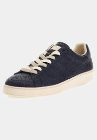 Sneaker in pelle blu navy con un motivo testurizzato, lacci crema e suola in gomma beige. Presenta un design a collo basso e punta rotonda.