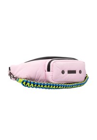 Roze nylon tas met een zwarte rits en een voorvak, met een gevlochten band in groen en blauw. Gladde textuur met gezichtsachtige details.