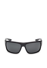 Lunettes de soleil enveloppantes rectangulaires noires avec des verres teintés foncés et une monture en plastique robuste, branches inclinées pour un ajustement sécurisé.