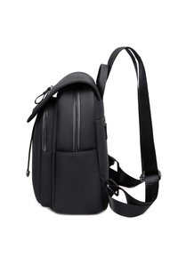 Zaino in pelle nera con finitura testurizzata, multiple tasche con zip e spallacci regolabili per la comodità.