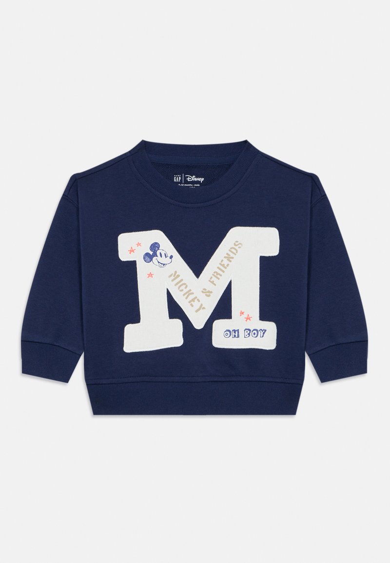 Marinefarbene Baby-Sweatshirt mit großem weißen "M", Mickey-Maus-Grafik, dem Text "Mickey & Friends", "Oh Boy" und kleinen roten Sternelementen.