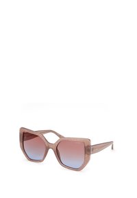 Lunettes de soleil surdimensionnées teintées de rose avec une monture géométrique, présentant une surface texturée et des verres dégradés passant du rose au bleu.