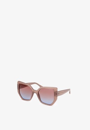 Lunettes de soleil surdimensionnées teintées de rose avec une monture géométrique, présentant une surface texturée et des verres dégradés passant du rose au bleu.