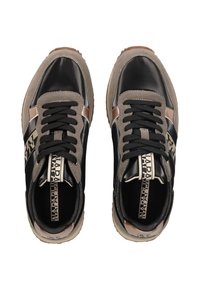 Para czarnych, beżowych i brązowych półbutów zapinanych na sznurówki, z logo "NAPAPIJRI" na paskach i beżowymi gumowymi podeszwami, pokazana z góry.