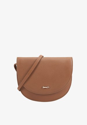 Bruine leren schoudertas met textuur, voorzien van een afgeronde klep en een klein zilveren logo in de vorm van een dier op de voorkant.