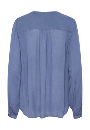 Cămașă lungă cu mâneci, de culoare albastru deschis, cu o textură moale, croială lejeră, pliseuri la spate și manșete cu nasturi. Stofful pare ușor și ușor transparent.