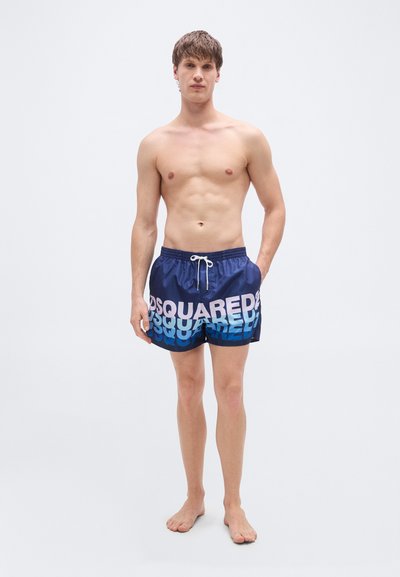 Μπλε σορτς για κολύμβηση του Ναυτικού με βαθμιδωτό μπλε και λευκό λογότυπο "DSQUARED2", ελαστική μέση με κορδόνι, ελαφρύ ύφασμα, μήκος πάνω από το γόνατο.