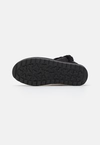 Semelle de chaussure en caoutchouc noir avec un motif de grip texturé et un bout arrondi. Caractéristiques d'un design plat, adapté à un usage décontracté.