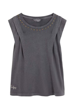 Top sin mangas gris oscuro con cuello redondo, adornado con pequeños remaches dorados a lo largo del cuello y el logo "Scalpers" cerca del dobladillo.