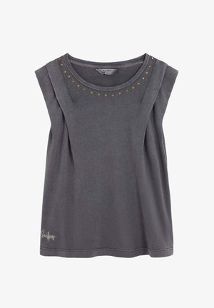 Top sin mangas gris oscuro con cuello redondo, adornado con pequeños remaches dorados a lo largo del cuello y el logo "Scalpers" cerca del dobladillo.