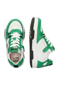 Groene en witte sneakers met een soepel leren bovenwerk, geperforeerde neus, zwarte accenten, witte veters en een gestructureerde rubberen zool.