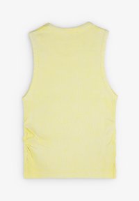 Top giallo a coste con scollo arrotondato, design senza maniche e texture arricciata sul lato. Tessuto liscio, vestibilità informale.