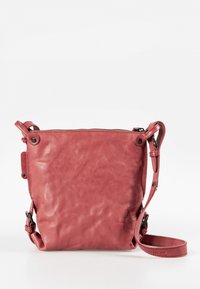 Rote Ledertasche für die Schulter mit einer weichen, strukturierten Oberfläche, Reißverschluss oben, verstellbarem Riemen und dekorativen Hardware-Akzenten.
