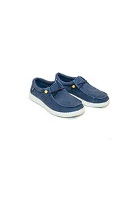 Scarpe slip-on in suede blu con suola in gomma bianca, caratterizzate da dettagli decorativi in pizzo e perline. Design a taglio basso con punta arrotondata.