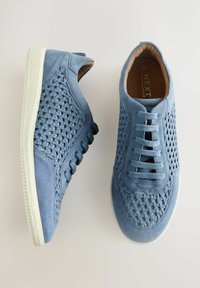 Sneakers in pelle scamosciata blu con design intrecciato, suola in gomma e chiusura frontale con lacci. Tomaia testurizzata, interno liscio e forma della punta curva.