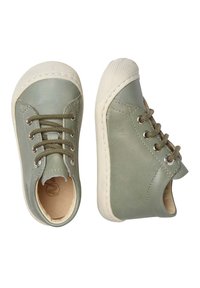 Zelené dětské kožené boty s bílými gumovými podrážkami, šněrováním a prošívanými detaily. Mají zaoblené špičky a hladký povrch.