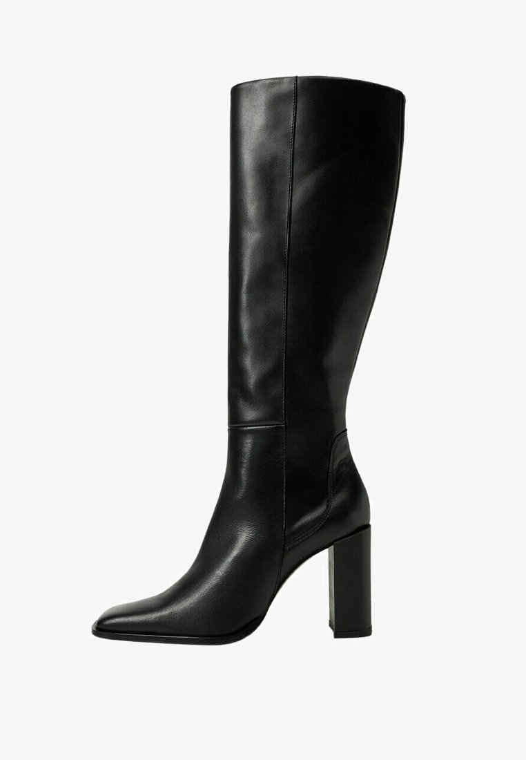 Skórzane buty do kolan w kolorze czarnym, zakończone szpiczastym noskiem i na obcasie blokowym. Gładka tekstura z subtelnym detalem w postaci szwu z przodu.