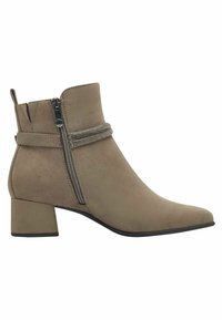 Bottines en daim beige avec un bout rond, une fermeture éclair sur le côté, une sangle décorative et un talon bloc. Texture lisse avec un embellissement minimal.