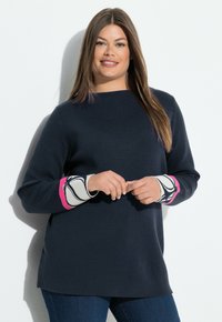 Kaiserblauer Pullover mit langen Ärmeln und kontrastierenden, rosa und weißen, gemusterten Bündchen. Weiche Textur und lässige Passform für zusätzlichen Komfort.