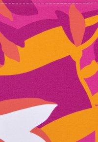 Živá tkanina s kvetinovým vzorom v odtieňoch ružovej, oranžovej a bielej. Má hladkú textúru s viditeľným šitím pozdĺž okraja.