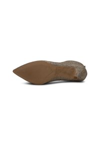 Scarpa con tacco alto a punta, rivestita in oro lucido, con una suola marrone liscia e textured a righe per una migliore aderenza. Senza hardware visibile.