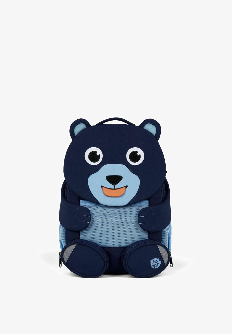 Marineblaue bärenförmige Rucksack mit blauen Akzenten, mesh-textur, großen Augen und einem orangen Mund. Enthält zwei Seitentaschen und einen oberen Griff.
