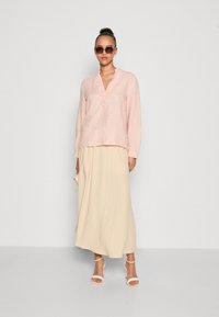 Marc O'Polo BLOUSE STAND UP COLLAR WITH V-NECK LONG SLEEVE - Tunika - dry rose