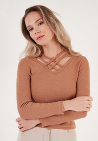 LELA SLIM FIT - Pulover - biscuit