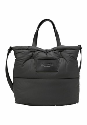 Schwarze wattierte Tote-Tasche mit zwei Griffen und verstellbarem Schulterriemen, mit vorne aufgenähtem Patch mit eingeprägtem Markennamen.