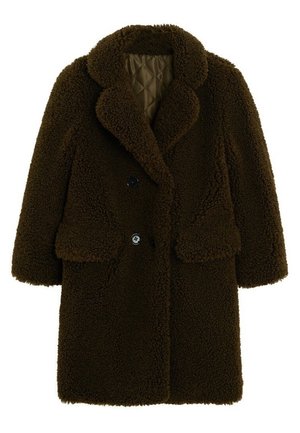 Tmavě hnědý texturovaný teddy kabát se širokým límcem s klopou, dlouhými rukávy, prošívanou podšívkou, dvěma předními kapsami s klopou a černými knoflíky.