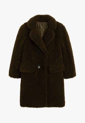 Manteau teddy marron foncé texturé avec col à revers large, manches longues, doublure intérieure matelassée, deux poches à rabat à l'avant et boutons noirs.
