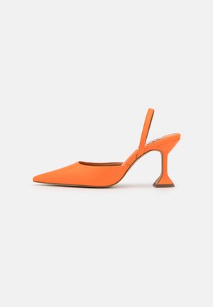 Jasno pomarańczowy but na obcasie typu slingback z ostrym czubkiem, unikalnie ukształtowanym wysokim obcasem i odkrytym tyłem na białym tle.