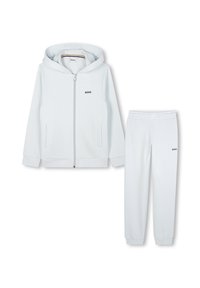 Lichtblauwe hoodie en bijpassende joggers gemaakt van zachte stof, met een ritssluiting en subtiele "BOSS" logo accenten op beide stukken.