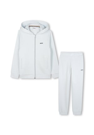 Haut à capuche bleu clair et joggings assortis en tissu doux, avec une fermeture éclair et de subtils accents du logo "BOSS" sur les deux pièces.