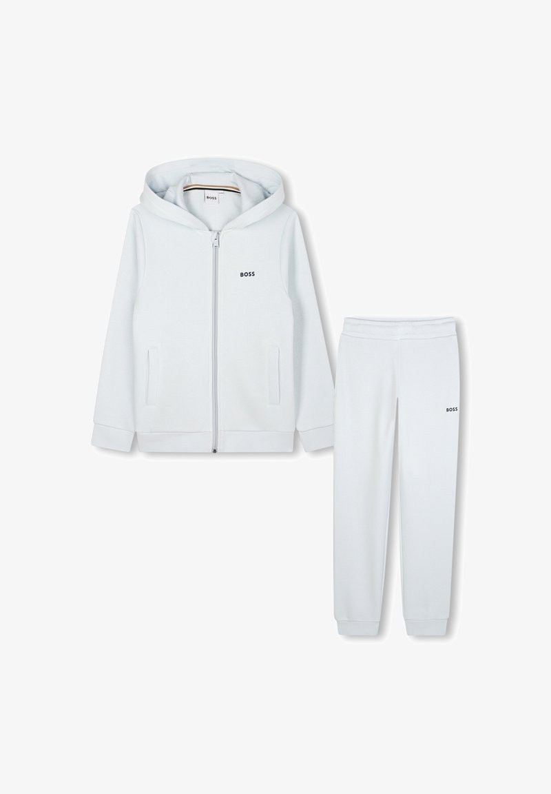 Lichtblauwe hoodie en bijpassende joggers gemaakt van zachte stof, met een ritssluiting en subtiele "BOSS" logo accenten op beide stukken.